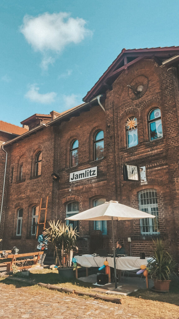 Bild des ehemaligen Bahnhofs Jamlitz - jetzt Justuns Delbrück Haus | Akademie für Mitbestimmung